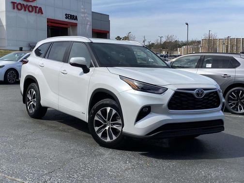 Wind Chill Pearl 2026 Toyota Highlander Hybrid XLE