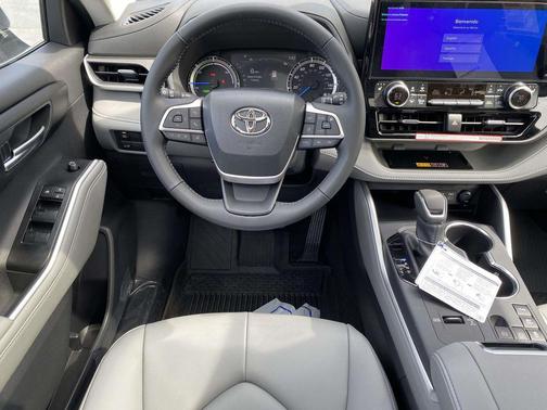 Wind Chill Pearl 2026 Toyota Highlander Hybrid XLE