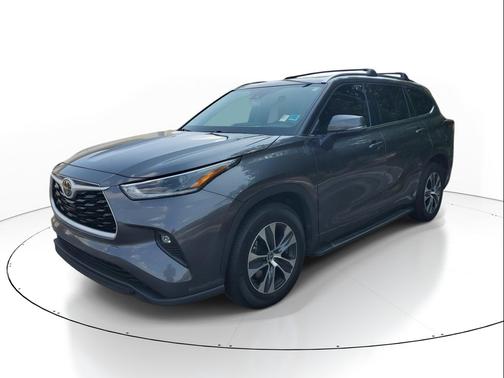 Magnetic Gray Metallic 2021 Toyota Highlander XLE
