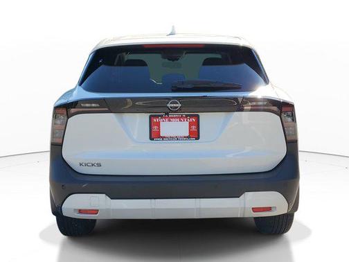 Aspen White Tricoat 2025 Nissan Kicks SV