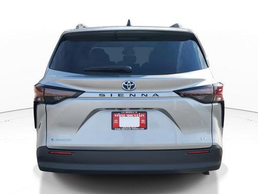 2025 Toyota Sienna LE