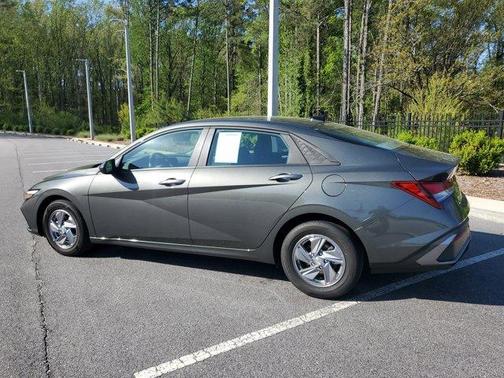 2024 Hyundai ELANTRA SE