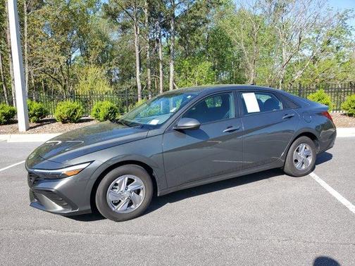2024 Hyundai ELANTRA SE