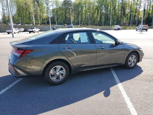 2024 Hyundai ELANTRA SE