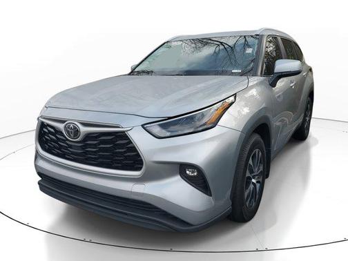 Celestial Silver Metallic 2024 Toyota Highlander XLE