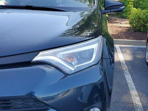 Black Metallic 2018 Toyota RAV4 SE