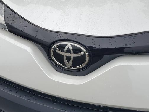 Pearl 2022 Toyota C-HR Limited