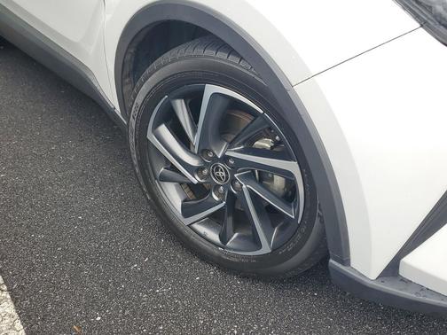 Pearl 2022 Toyota C-HR Limited