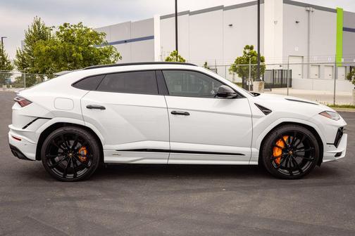 Bianco Icarus Metallic 2023 Lamborghini Urus S
