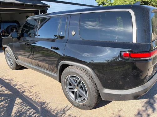 2025 Rivian R1S Adventure