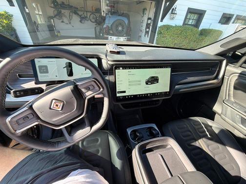 2025 Rivian R1S Adventure