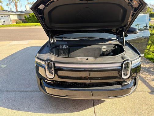 2025 Rivian R1S Adventure