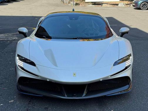 2023 Ferrari SF90 Stradale Base