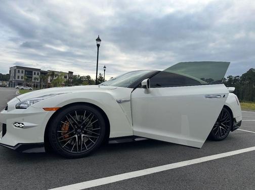 2024 Nissan GT-R Premium Dual-clutch 6-Speed Transmission
