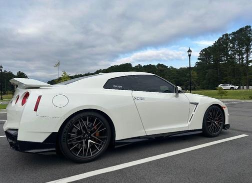 2024 Nissan GT-R Premium Dual-clutch 6-Speed Transmission