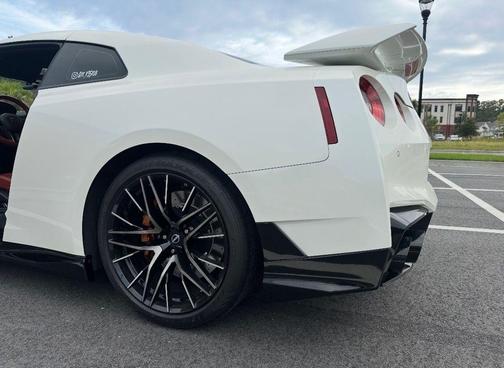 2024 Nissan GT-R Premium Dual-clutch 6-Speed Transmission