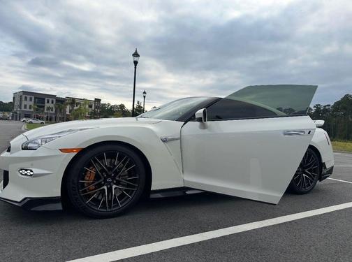 2024 Nissan GT-R Premium Dual-clutch 6-Speed Transmission