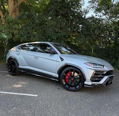 2022 Lamborghini Urus Pearl Capsule