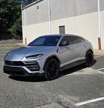 2022 Lamborghini Urus Pearl Capsule