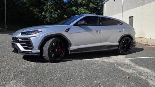 2022 Lamborghini Urus Pearl Capsule