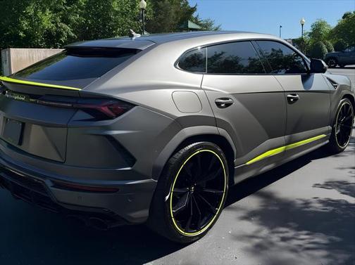 2022 Lamborghini Urus Graphite Capsule