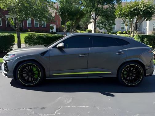 2022 Lamborghini Urus Graphite Capsule