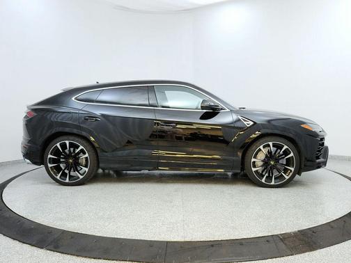 2022 Lamborghini Urus Graphite Capsule