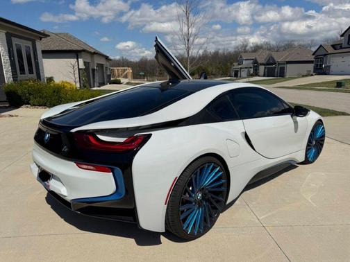 Crystal White Pearl Metallic w/BMW i Frozen Blue 2015 BMW i8 Base