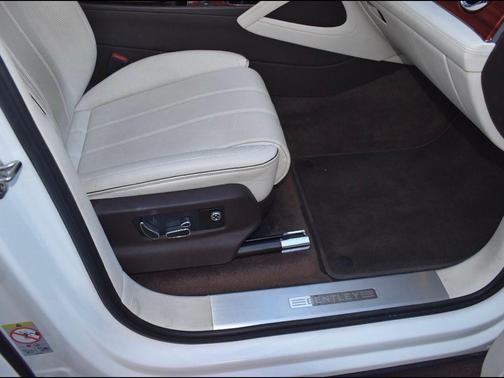 Glacier White 2021 Bentley Bentayga V8
