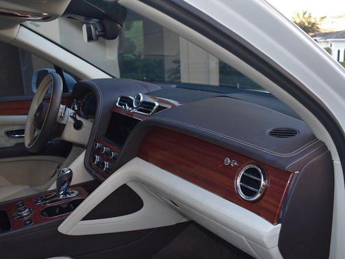 Glacier White 2021 Bentley Bentayga V8