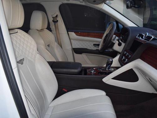 Glacier White 2021 Bentley Bentayga V8