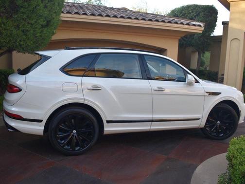 Glacier White 2021 Bentley Bentayga V8