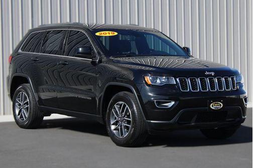 Diamond Black Crystal Pearlcoat 2019 Jeep Grand Cherokee Laredo