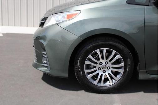 2020 Toyota Sienna XLE