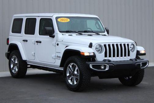 Bright White Clearcoat 2023 Jeep Wrangler 4-Door Sahara