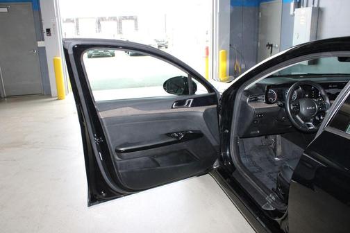 Ebony Black 2022 Kia K5 EX