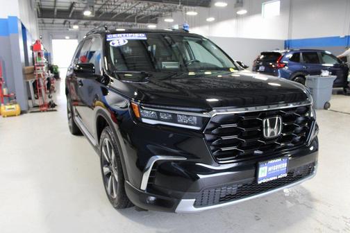 Crystal Black Pearl 2023 Honda Pilot Touring