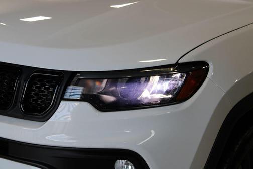 Bright White Clearcoat 2023 Jeep Compass Altitude