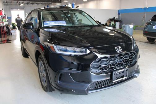 Crystal Black Pearl 2027 Honda HR-V LX