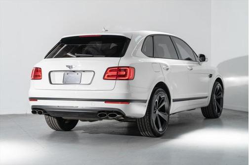 Photo 4 of 31 of 2018 Bentley Bentayga W12 Signature