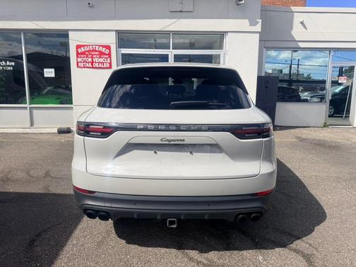 Carrara White Metallic 2023 Porsche Cayenne Platinum Edition