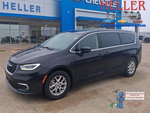 Brilliant Black Crystal Pearlcoat 2023 Chrysler Pacifica Touring L