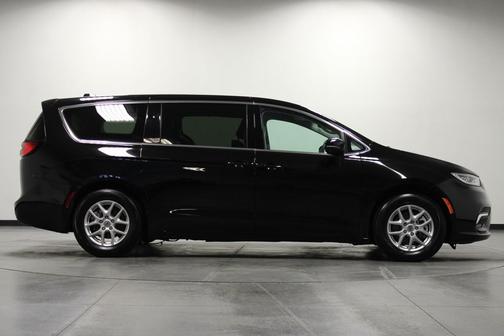 Diamond Black Crystal Pearlcoat 2024 Chrysler Pacifica Touring L