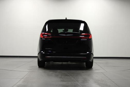 Diamond Black Crystal Pearlcoat 2024 Chrysler Pacifica Touring L