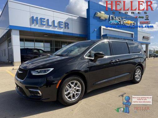 Brilliant Black Crystal Pearlcoat 2023 Chrysler Pacifica Touring L