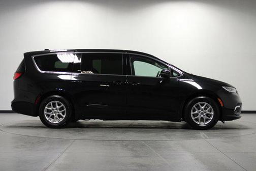 Brilliant Black Crystal Pearlcoat 2023 Chrysler Pacifica Touring L
