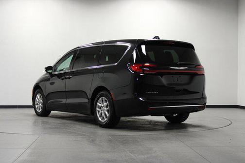 Brilliant Black Crystal Pearlcoat 2023 Chrysler Pacifica Touring L