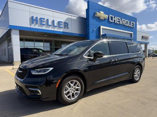 Brilliant Black Crystal Pearlcoat 2023 Chrysler Pacifica Touring L