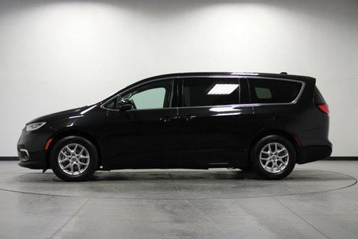 Brilliant Black Crystal Pearlcoat 2023 Chrysler Pacifica Touring L