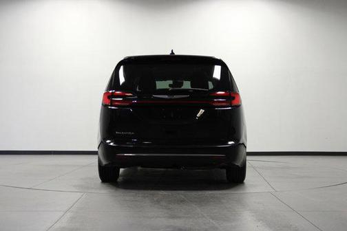 Brilliant Black Crystal Pearlcoat 2023 Chrysler Pacifica Touring L